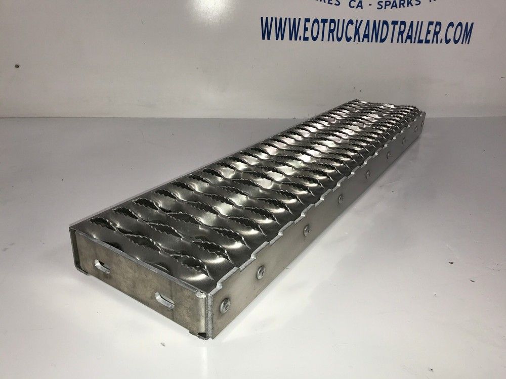 Peterbilt 379 389 Battery Box Lower Step - Heavy Duty