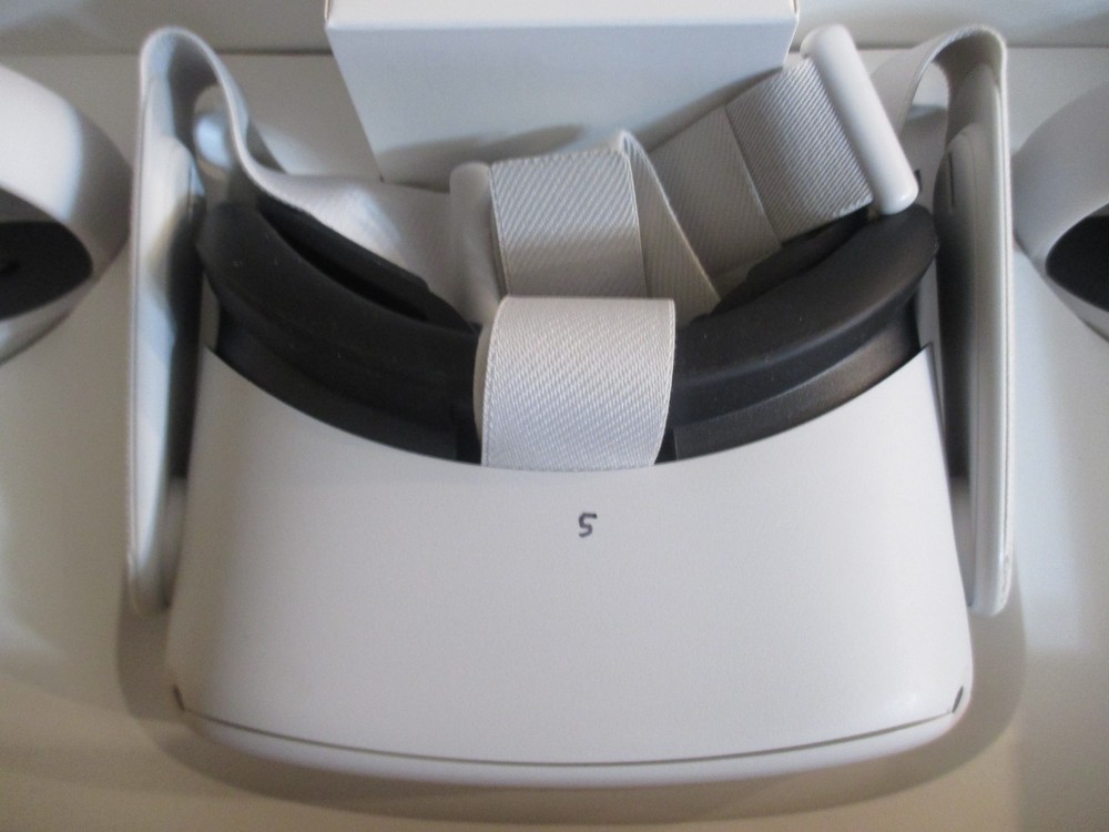 Meta Quest 2 128GB Open Box Great Condition VR Headset/Controls - Untested