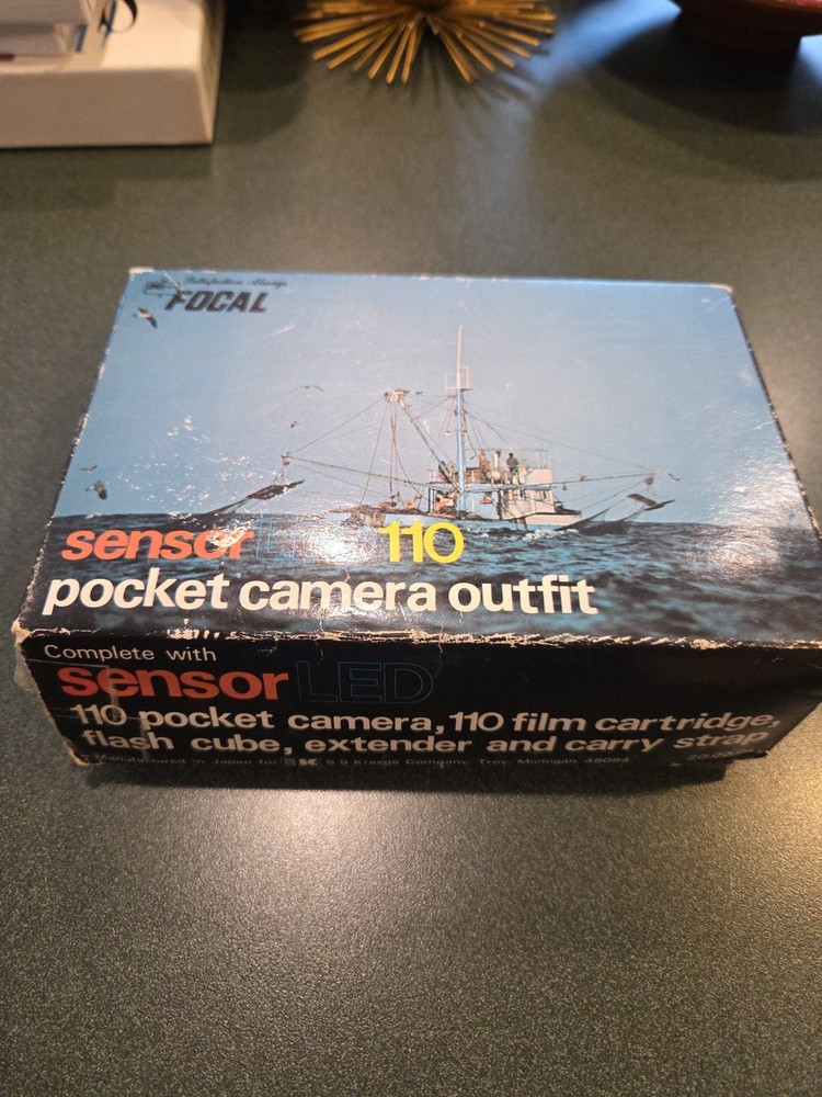 Vintage Focal Sensor LED 110 pocket camera W/Box