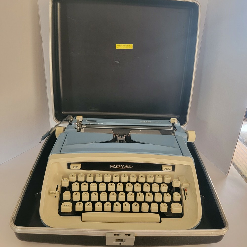 ANTIQUE Royal Safari Deluxe Typewriter WORKS