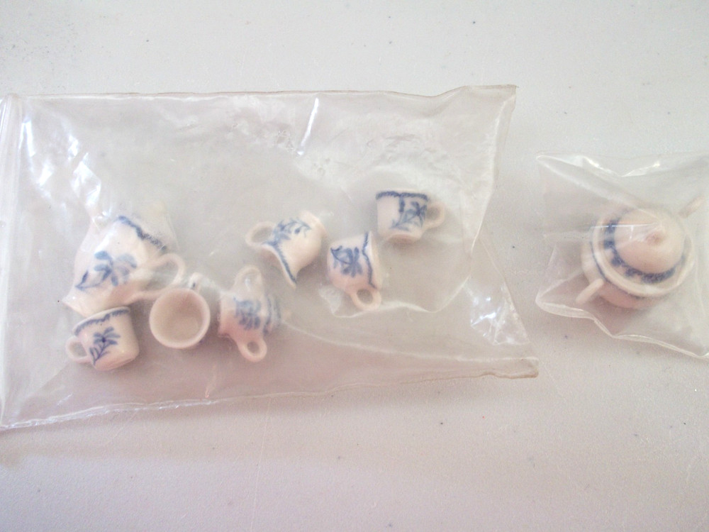 5 DOLL HOUSE ITEMS NEW IN PACKETS