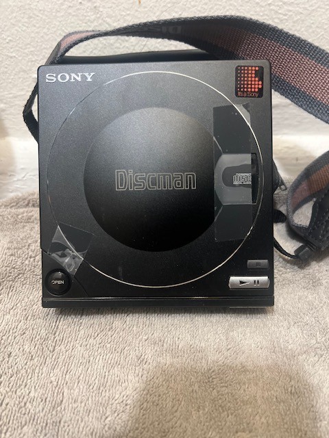 2 Different Sony DISCMAN - D10 bp100 & Sony D25 Discman