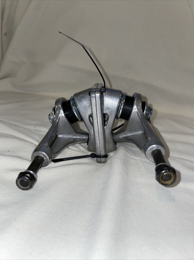 Silver And Black Royal Skateboard Trucks
