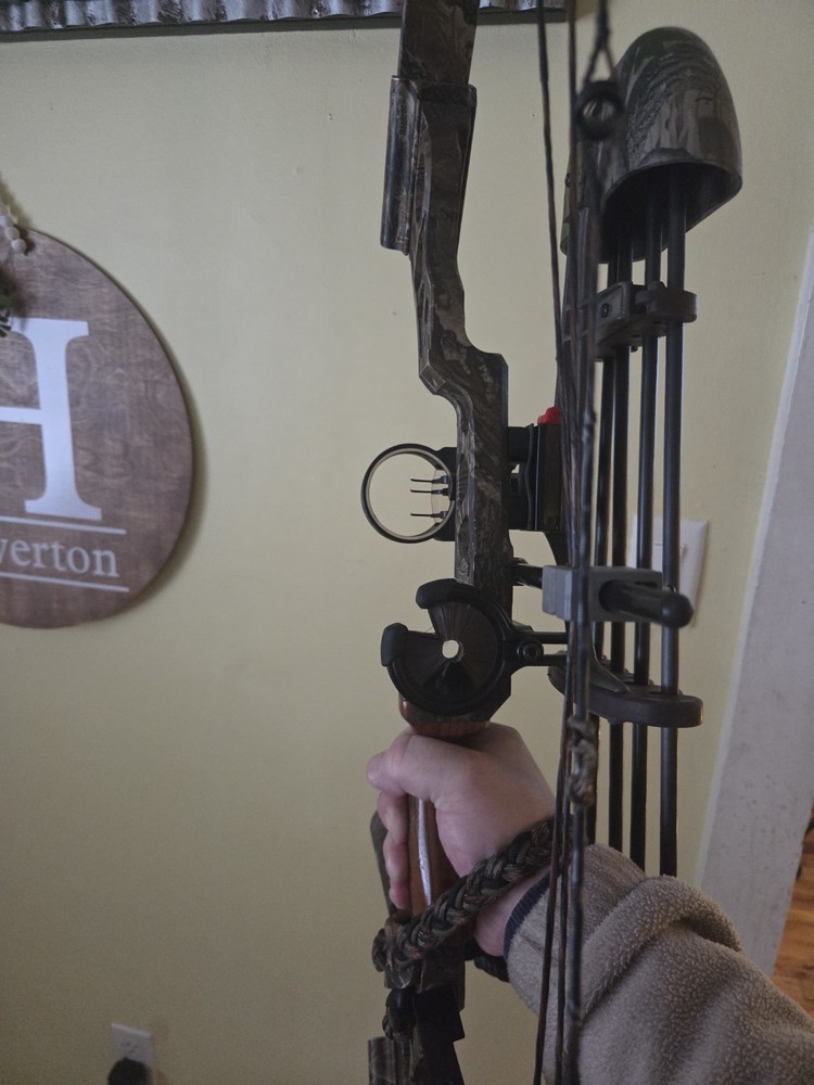 Matthews Q2 Compound Bow. Solo Cam Real Tree Color