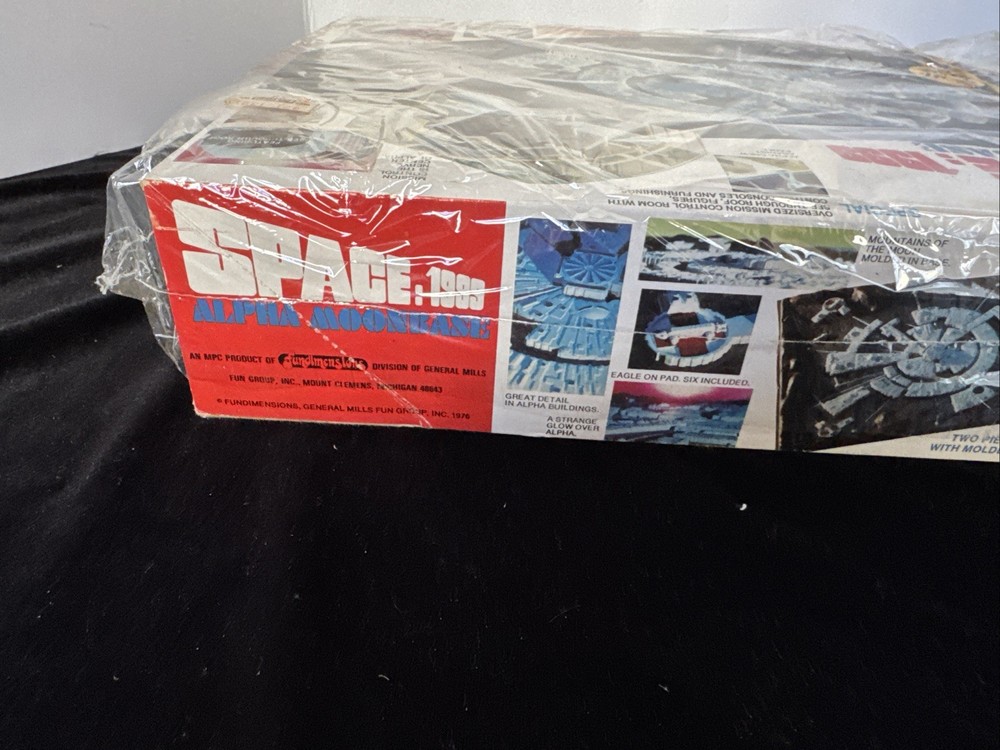 FUNDIMENSIONS 1976 SPACE:1999 ALPHA MOONBASE (18”X12”) KIT Model Open Box