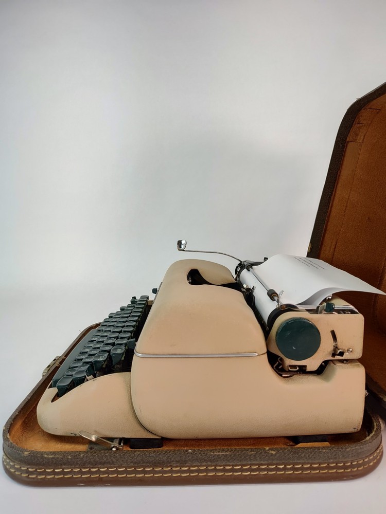 Remington Quiet-Riter Miracle Tab Manual Typewriter w/Hard Case Serviced Working