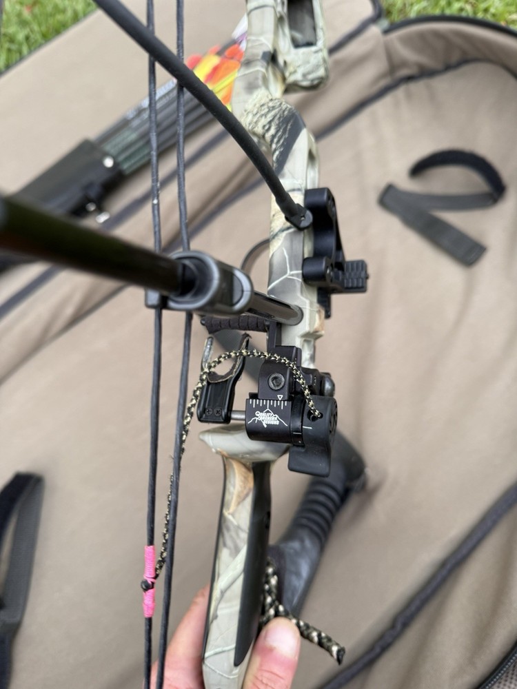 Bowtech Diamond Razor Edge Compound Bow - 60 Pounds RH. With Soft Case +