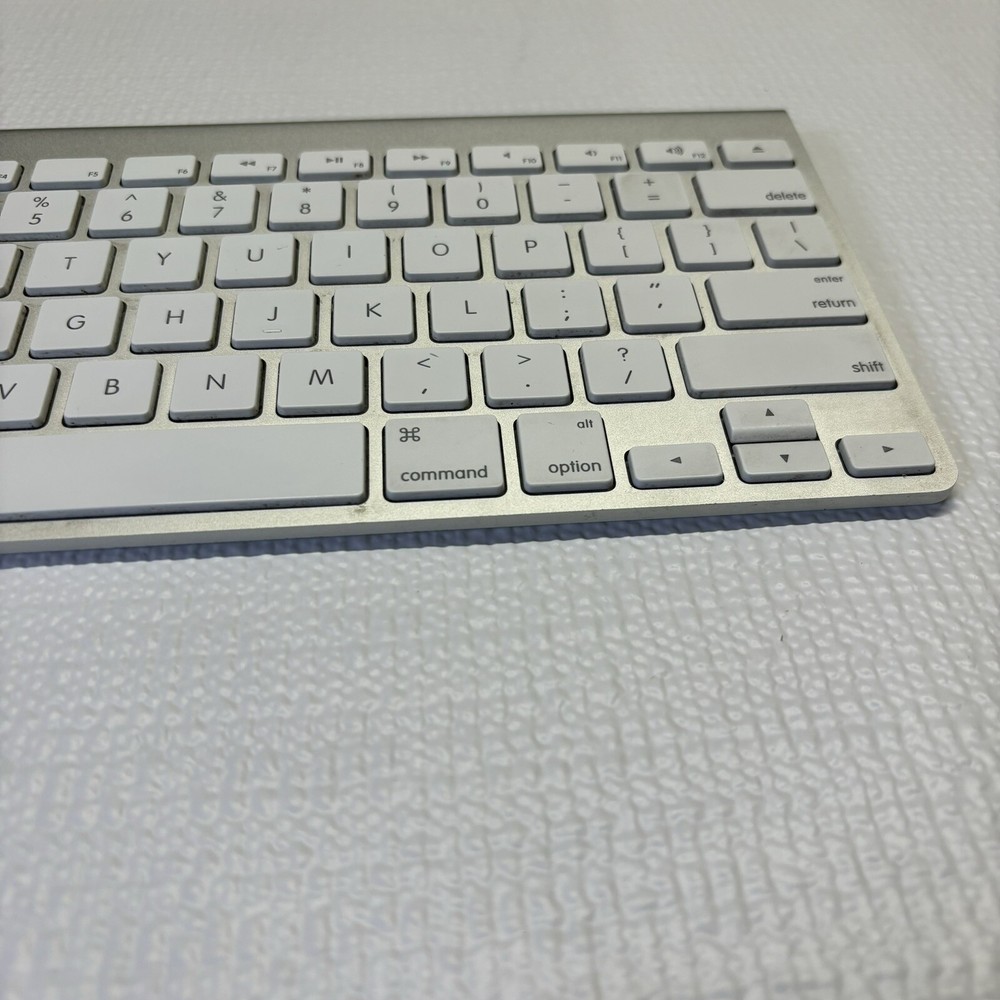 Apple A1314 Wireless Keyboard - Silver W White Keys