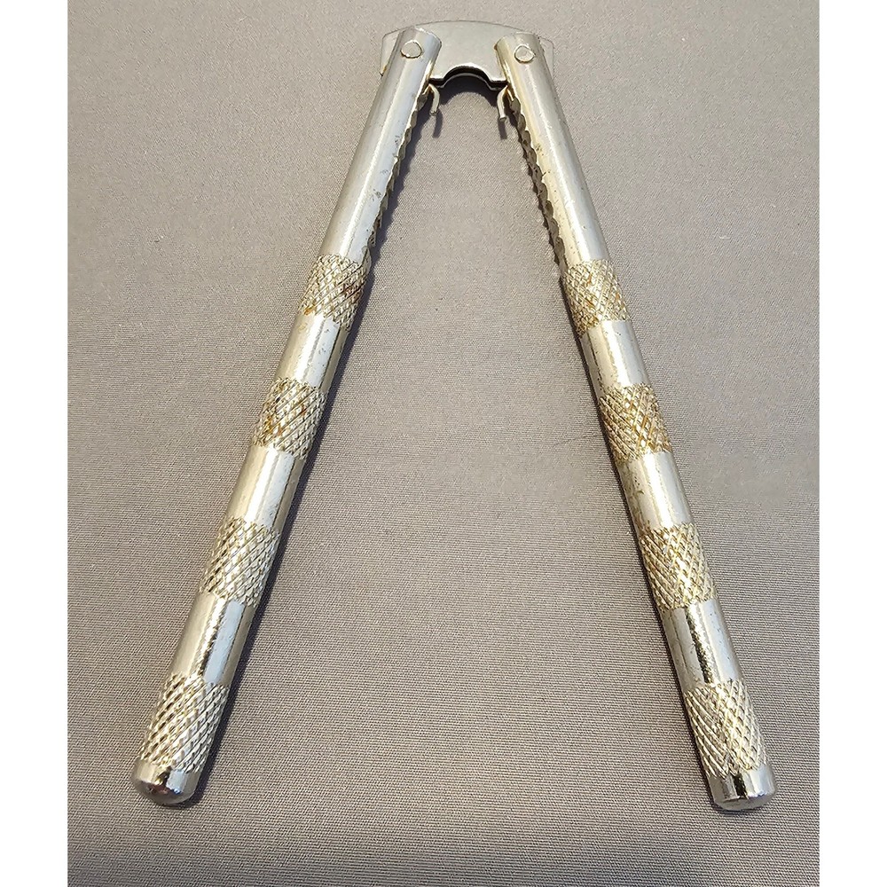Vintage 4-1/2" Nut Cracker/Sheller - used