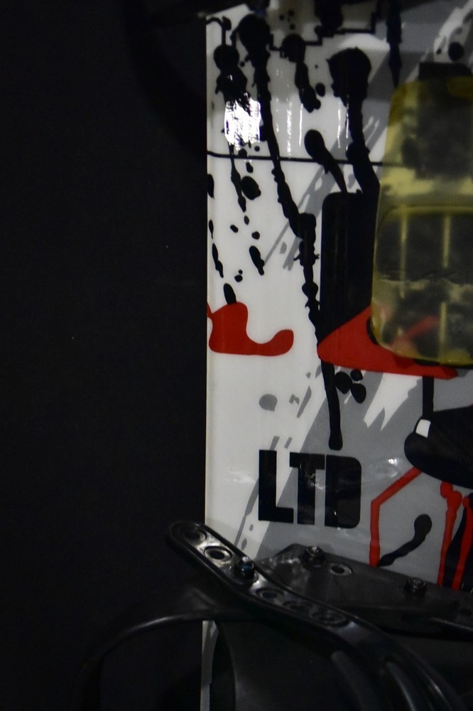 LTD SNOWBOARD SIZE 145 CM WITH LAMAR MEDIUM BINDINGS