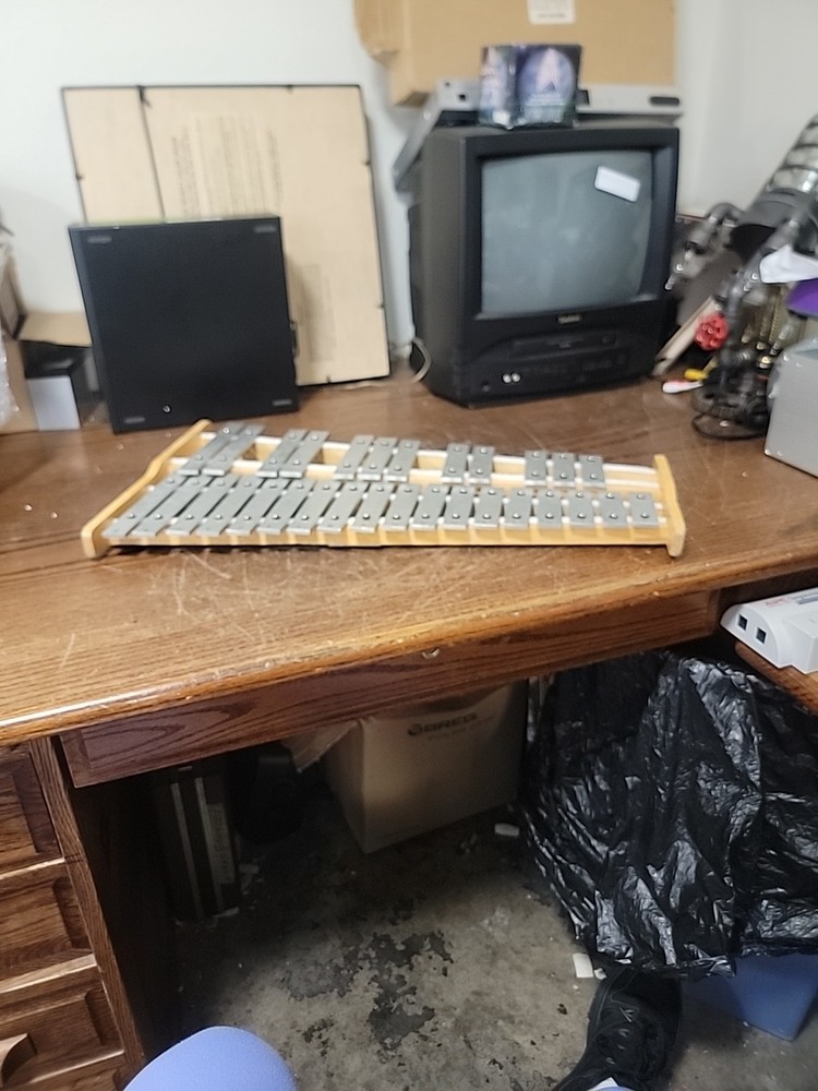 30 Key Xylophone . No Mallets.