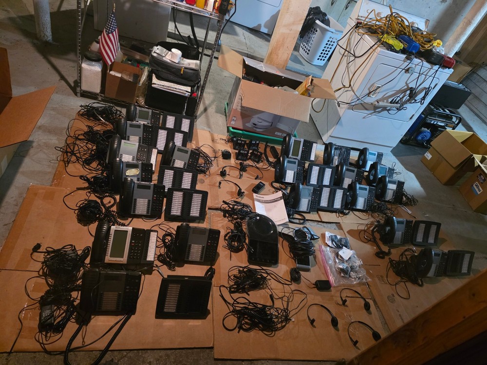 Phone Mitel System 21 Phones 9 Programable Key Module 4 head sets charging ports