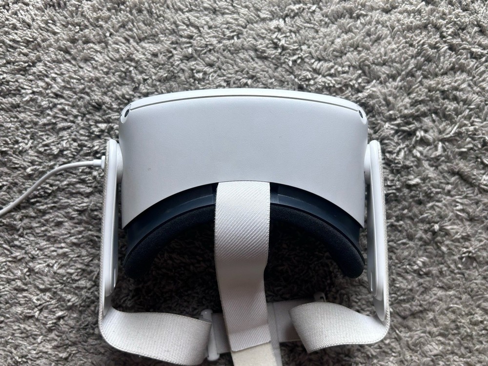 Oculus Quest 2 (128GB) Virtual Reality Headset OG NO CONTROLLERS WORKING
