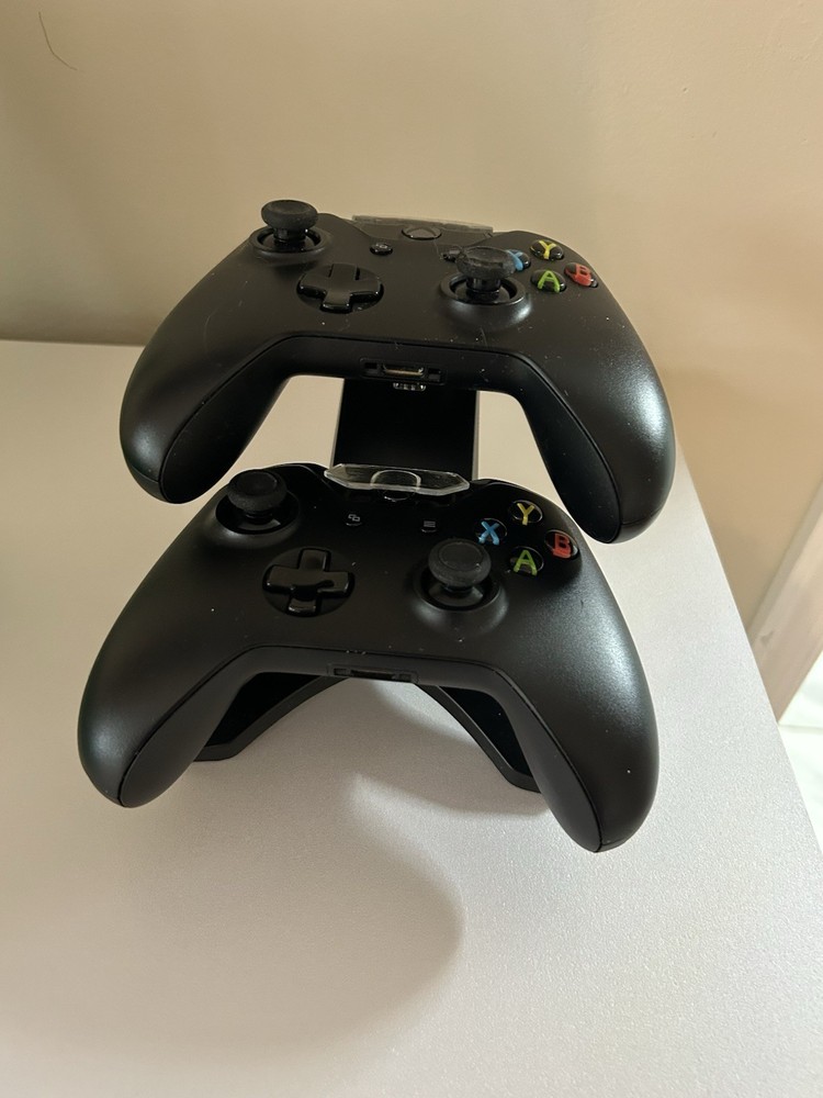 Xbox One Charging Stand CONTROLLERS NOT INCLUDED