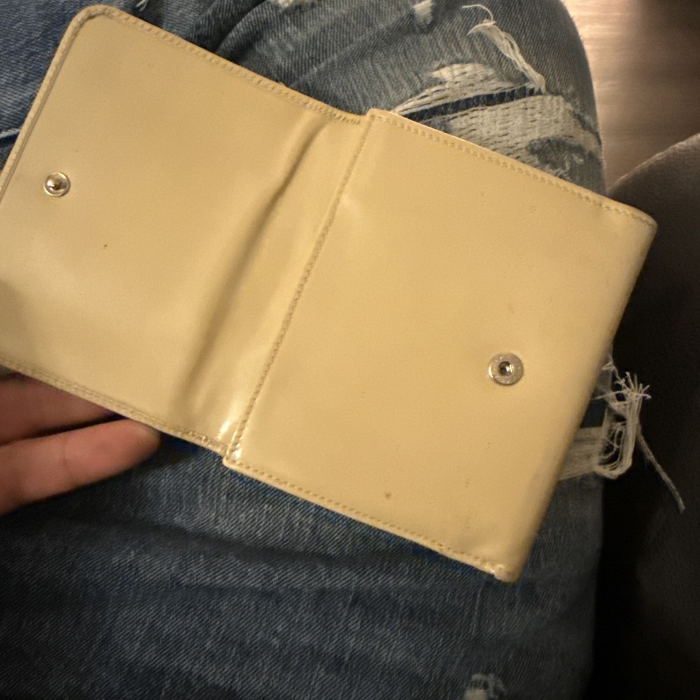 gucci womens wallet. Ivory Color With Barcode.
