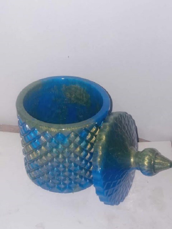CONTAINER WITH LID POURED FROM RESIN
