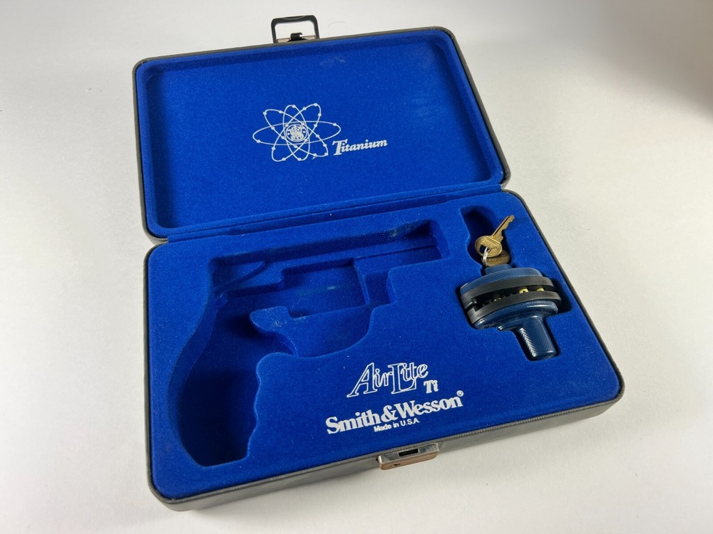 Smith & Wesson – AirLite Titanium – Padded Case with Lock & Key