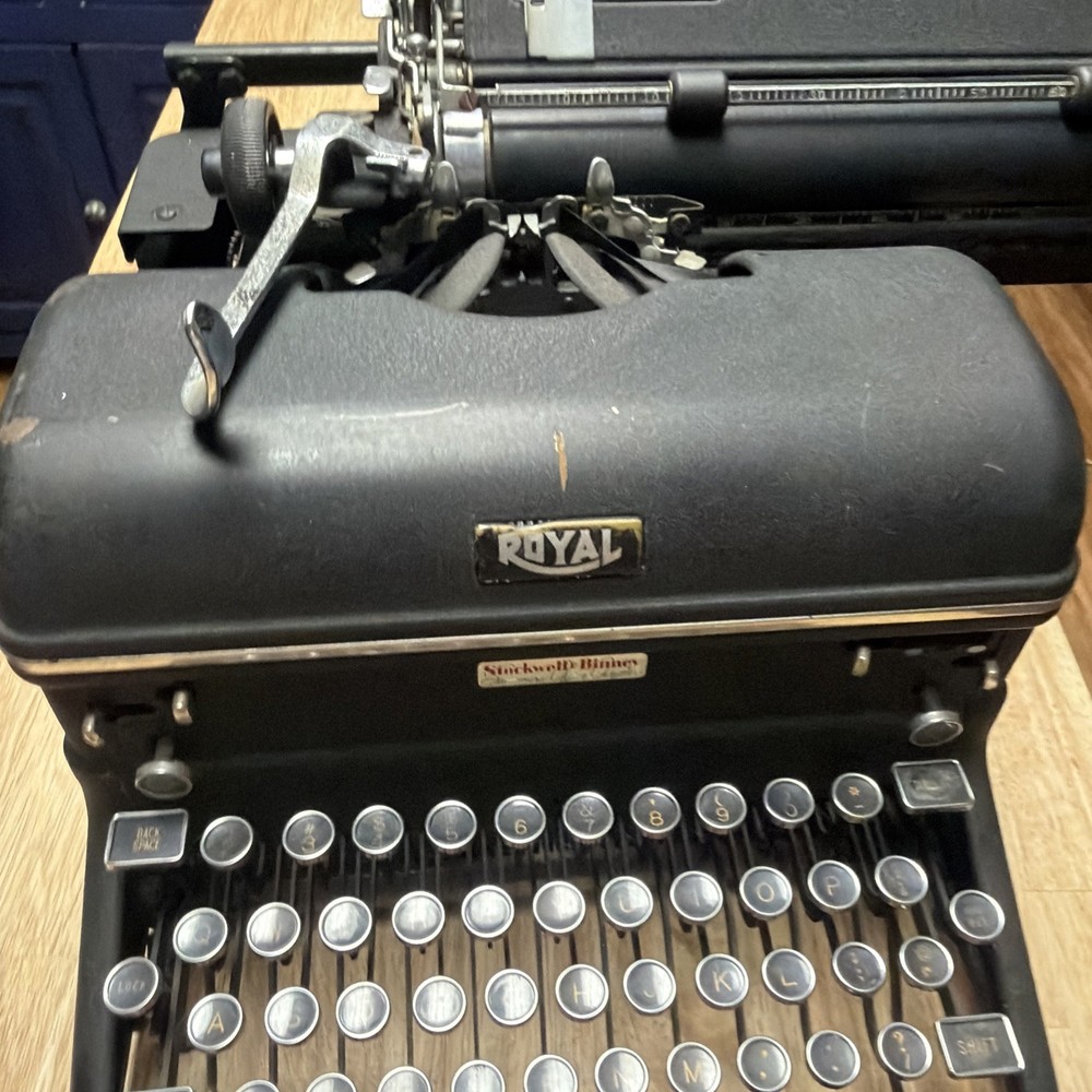 Antique 1940s Royal KMM Magic Margin Typewriter