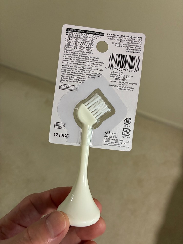 Daiso Wobbling Crevice Brush