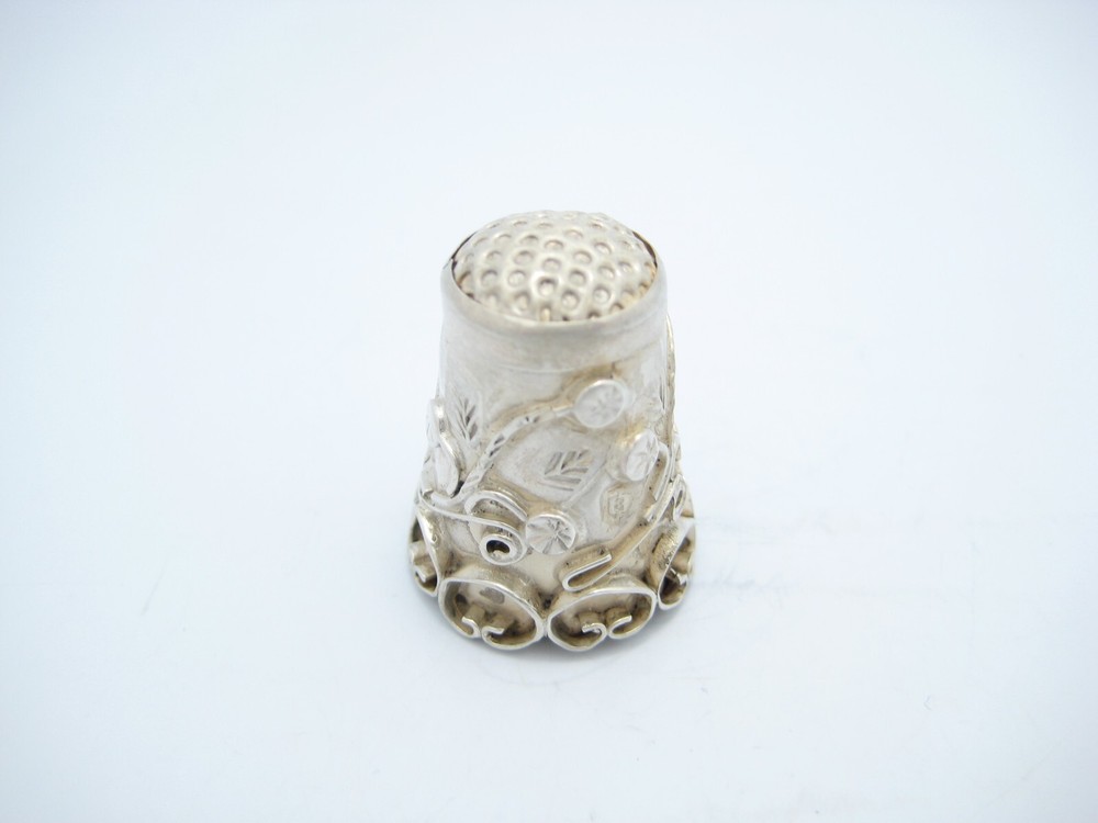 Antique Sterling Silver Raised Leaf Scroll Design Sewing Thimble