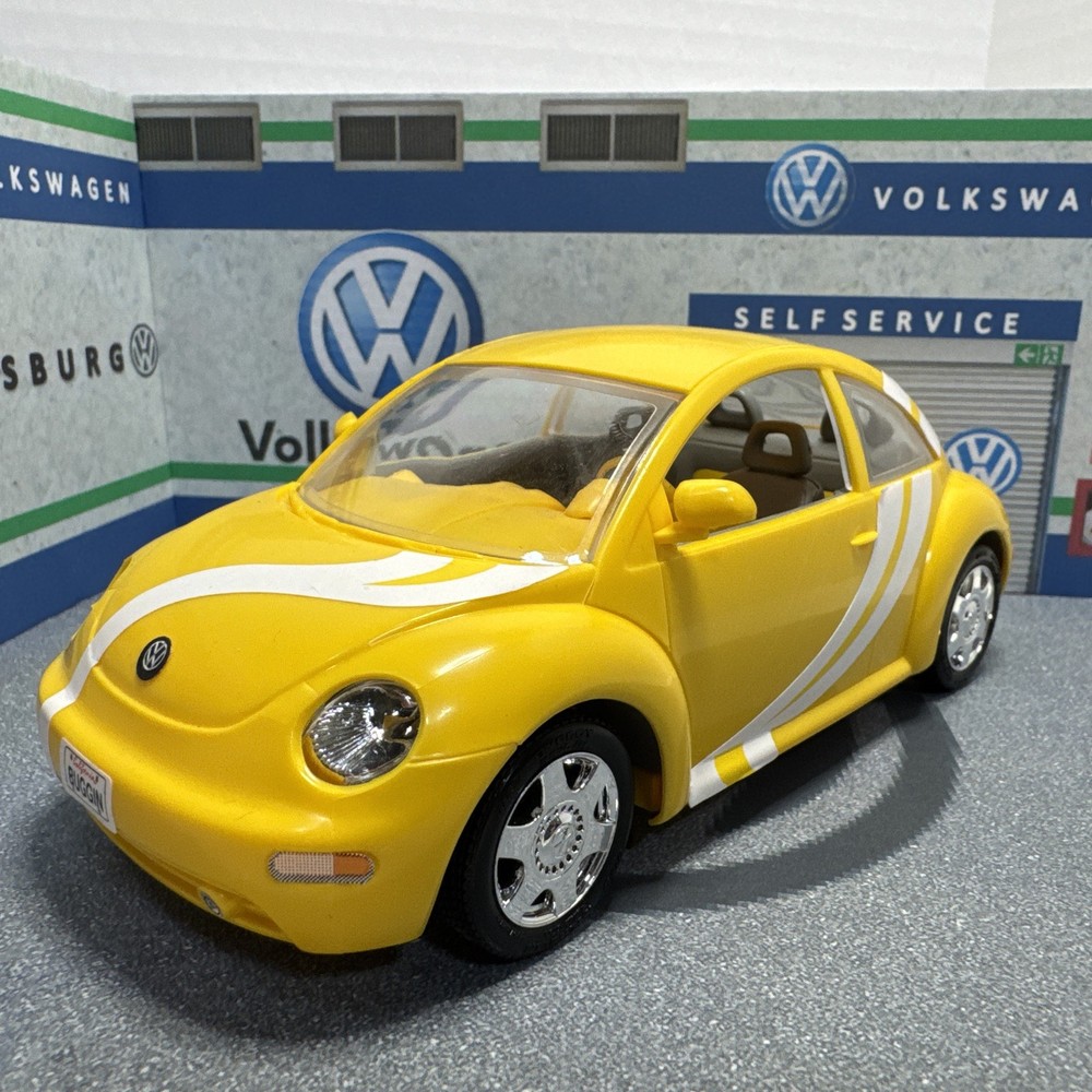 1:24 Scale Plastic Volkswagen Bug California BUGGING