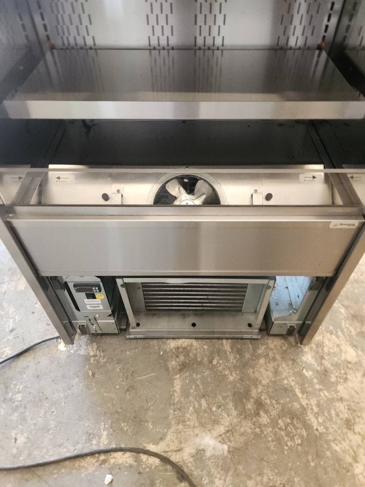 Structural Concepts Oasis Refrigerated Display Case – Model B3424