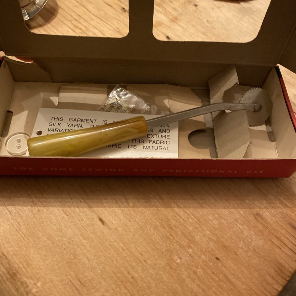 Vintage Dritz Tracing Wheel Sewing Pattern Marker Bakelite Handle Original Box