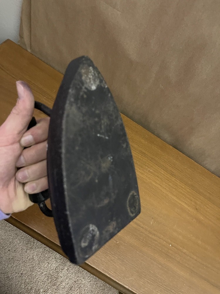 Vintage Sad Cast Iron Flat Iron. Iron Vintage