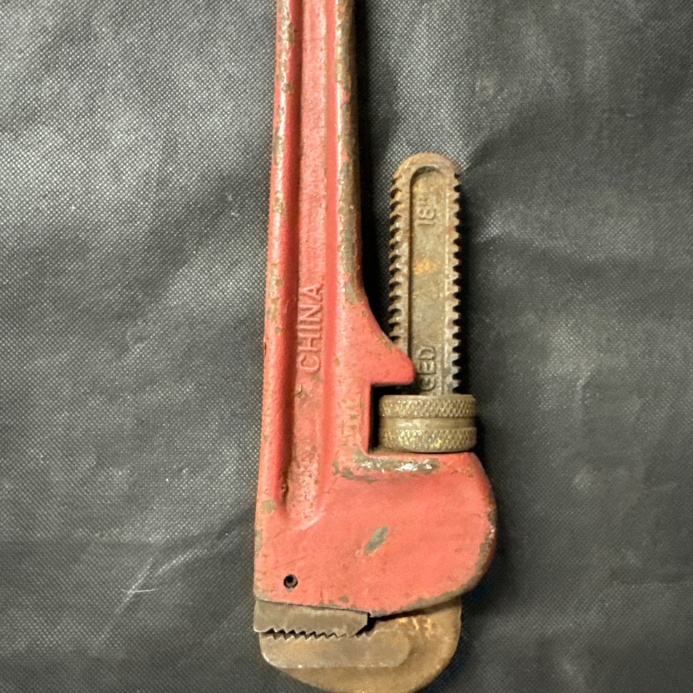Pittsburgh 18" Pipe Wrench Red