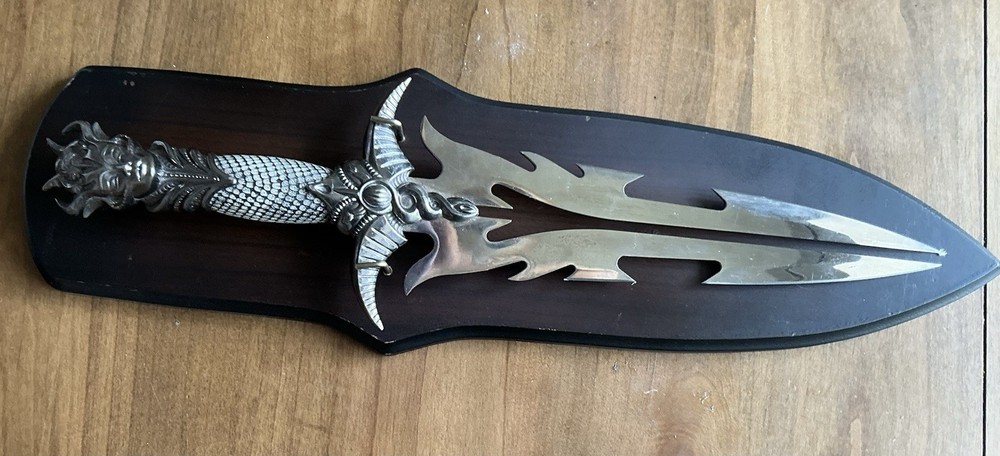 Kit Rae Dagger UC1142 with Mounting Plaque