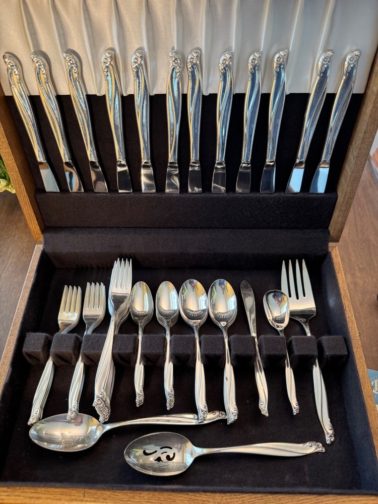 64pc Wm Rogers silverplated  flatware set for 12