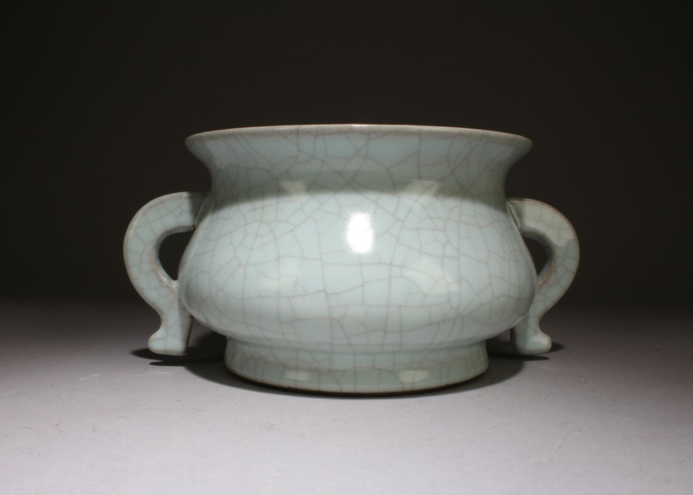A Guan Type Censer. Comes with box
