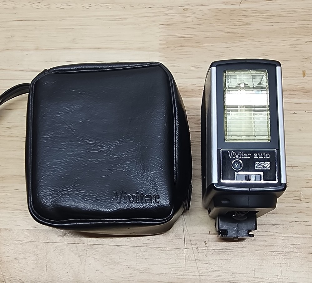 Vivitar Auto 252 Electronic Camera Flash w/ Original Case Vintage