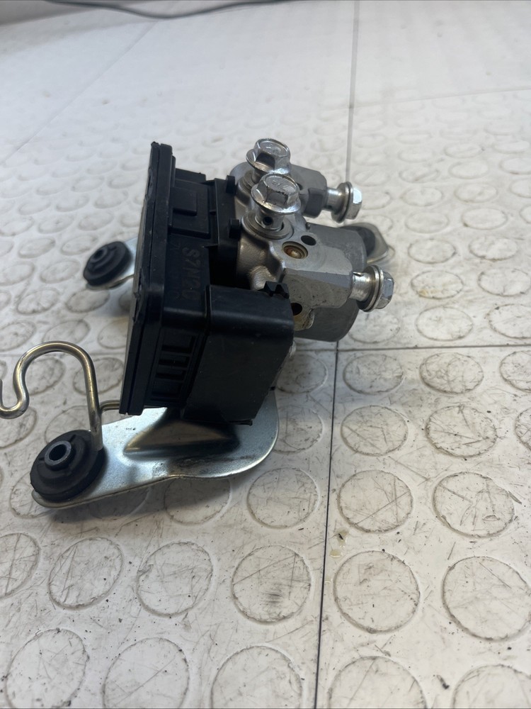 2017 - 2024 SUZUKI GSXR1000 R ABS PUMP UNIT MODULE BRACKET MOUNT OEM