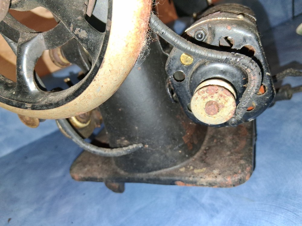 Old Singer Sewing Machine With Box