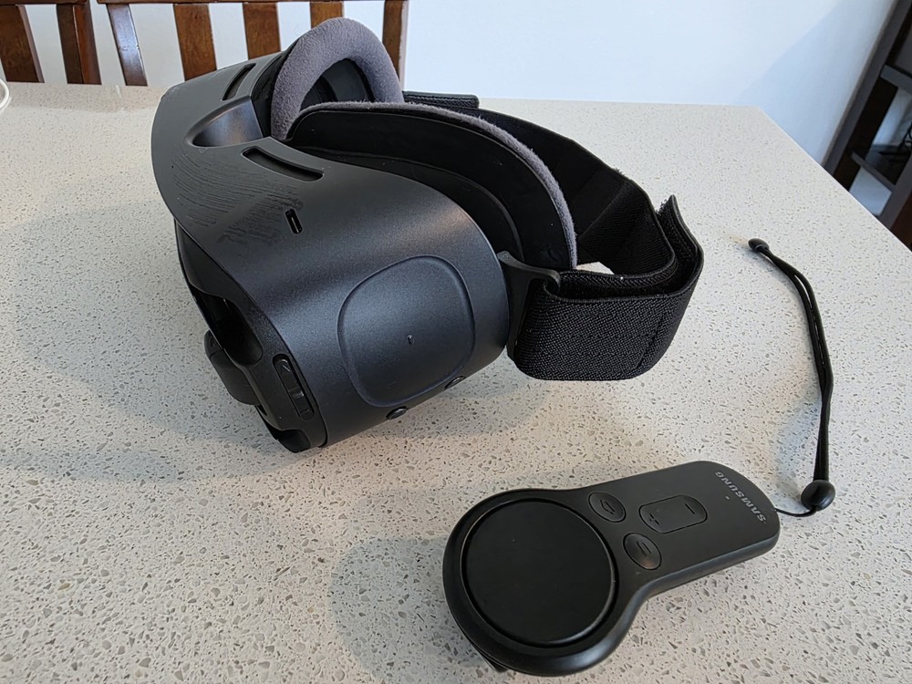 Samsung Gear VR Black Plastic Smartphone VR Headset with Controller for Oculus