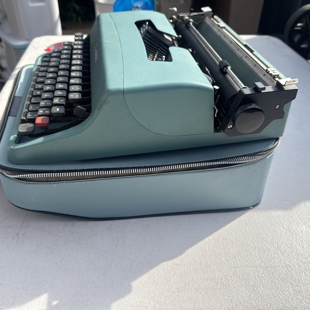 Olivetti Lettera 32 Barcelona Spain Typewriter Zippered Case Tested Working