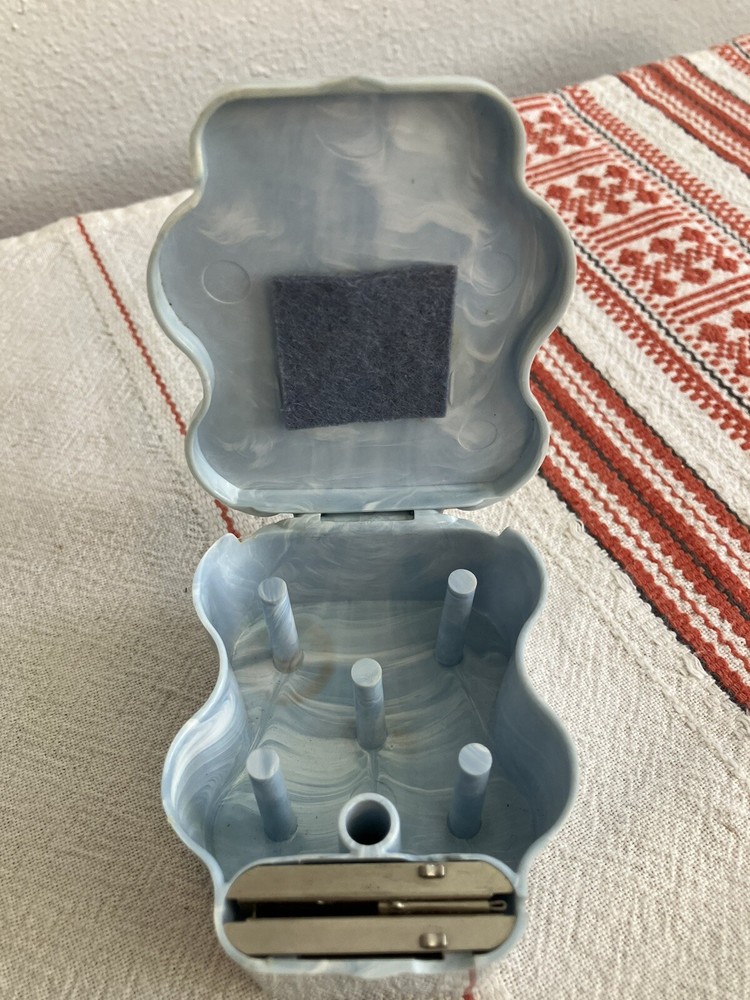 Vintage Kwik Thred Automatic Needle Threader BLUE SWIRL Plastic Box EMPTY