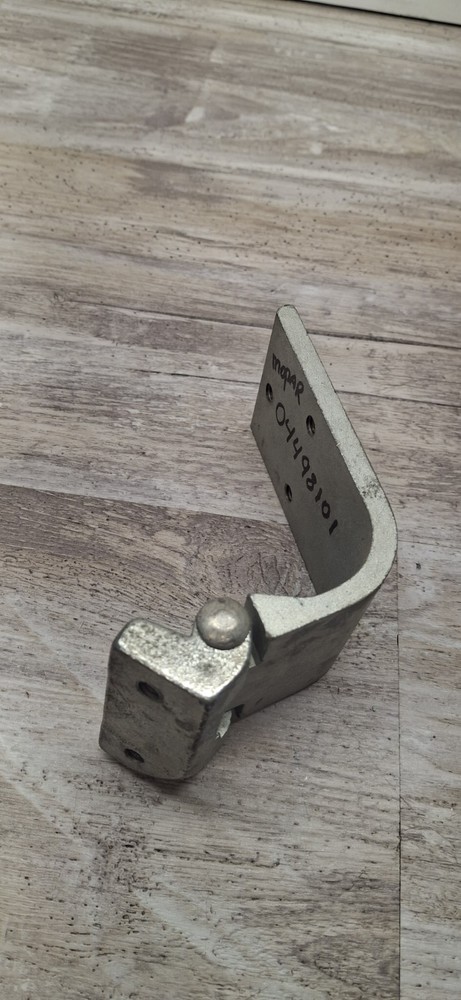 Hinge 04498101