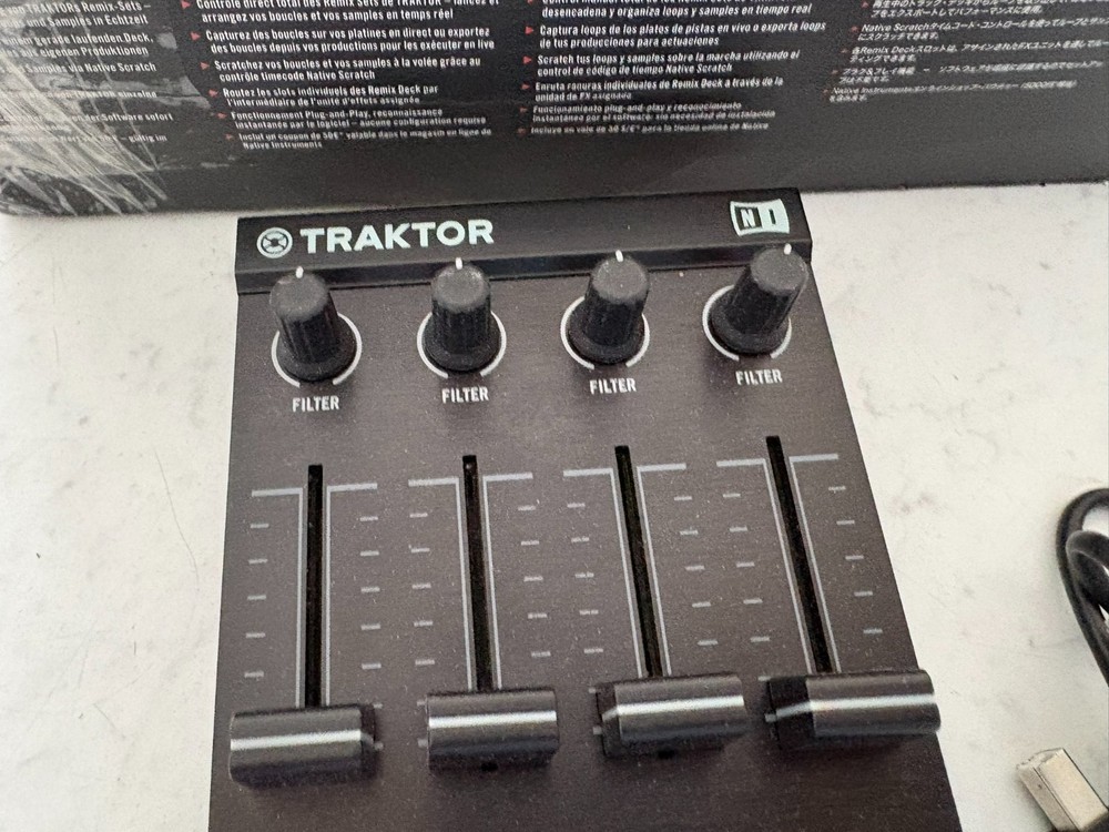Native Instruments Traktor Kontrol F1