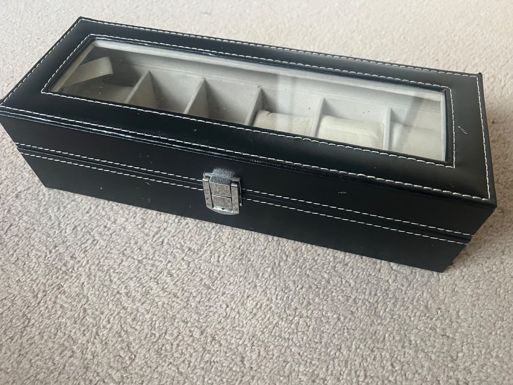 6-Slot Watch Box – 2 cushions missing
