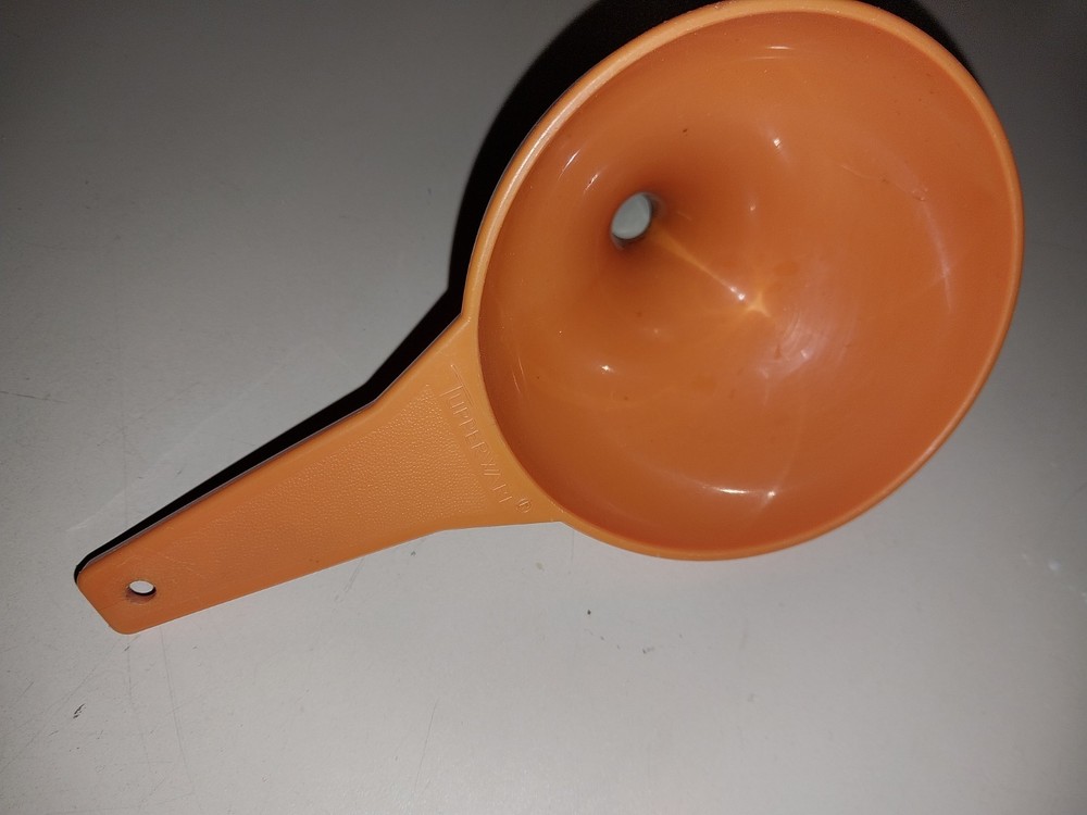 Funnel tupperware orange USED