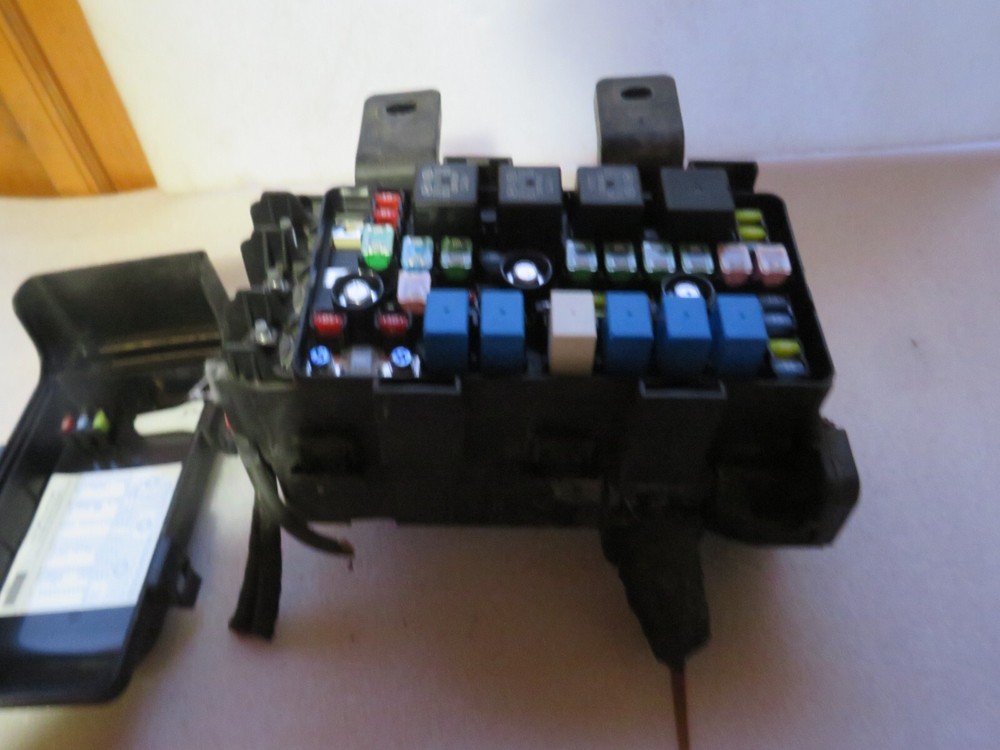 08 HYUNDAI SONATA ENGINE FUSE BOX