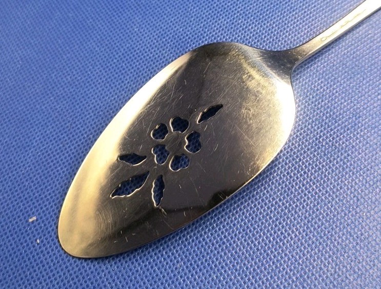 Oneida Deluxe POLONAISE pattern stainless pie server 8 1/2" -A-
