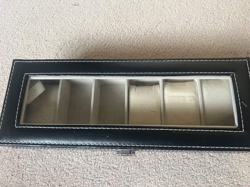 6-Slot Watch Box – 2 cushions missing