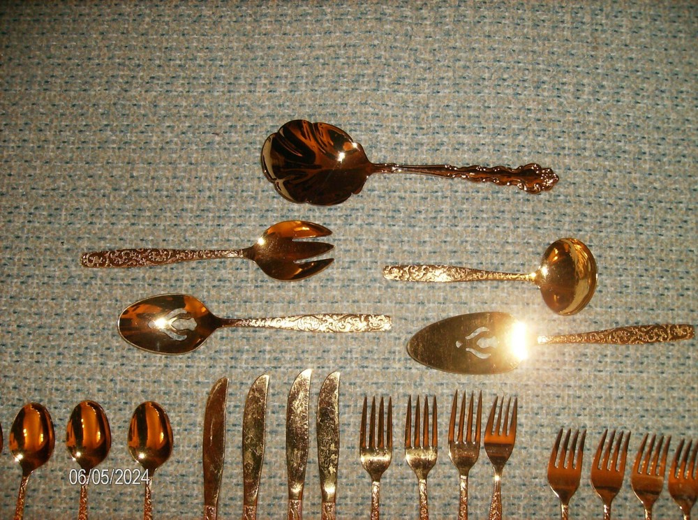 21 PC GOLD STAINLESS STEEL ROSE PATTERN 4 SETTING & 5 PC SERVING SET