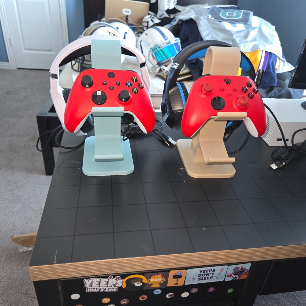 Gaming controller and headphone standing holder