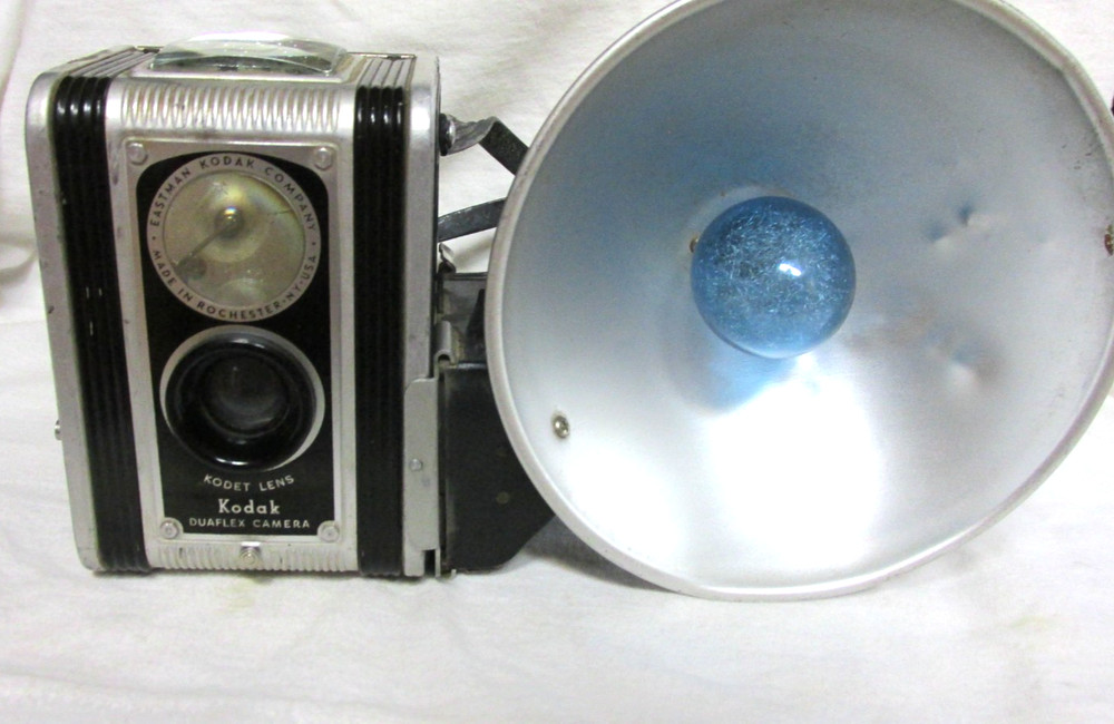 VINTAGE 1950s KODAK DUAFLEX CAMERA w/ FLASH & BULB