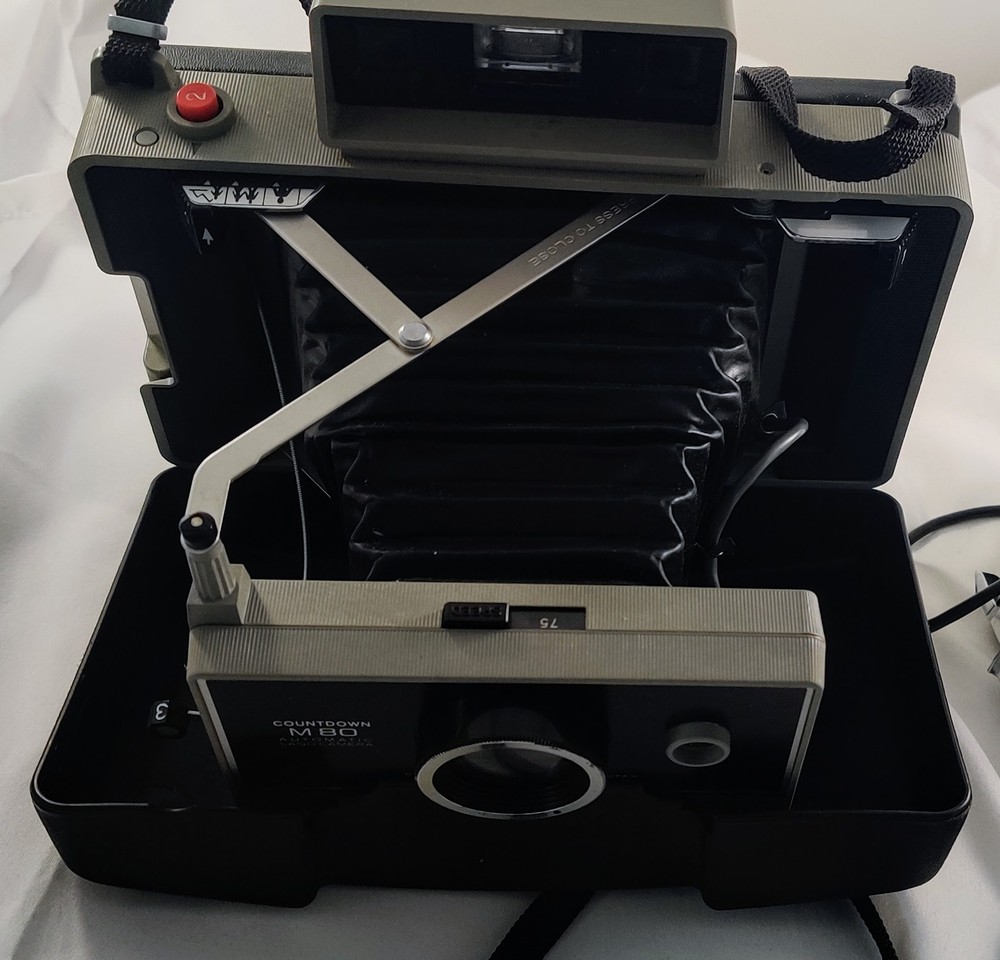 VINTAGE POLAROID COUNTDOWN M80 AUTO LAND CAMERA with Flash Assembly..(Untested)