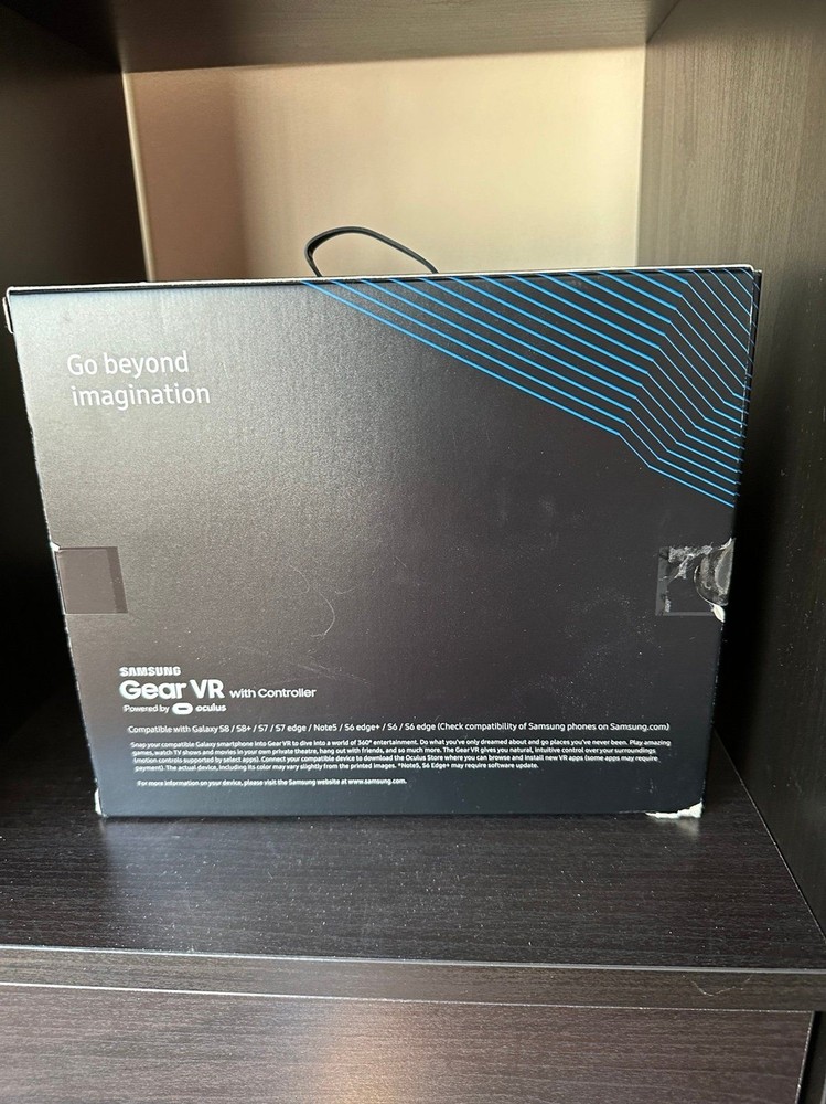 Samsung Gear VR SM-R324 With Controller - Complete - Powered by oculus